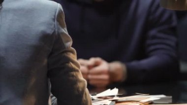 Adam suç bağlılık, yalancı şahitlik inkar Dedektif baskı altında şüpheli