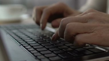 Laptop klavye, yaşlı yaş, closeup emin kullanıcı yazarak eller kadın