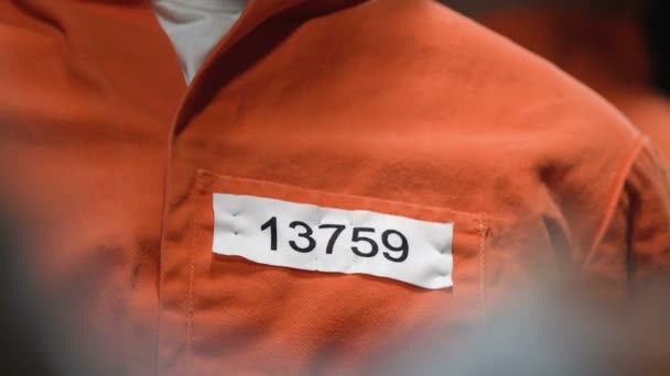 Criminele kijken rechter uitspraak op zijn doodstraf, doodstraf ondertekening — Stockvideo