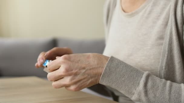 Señora adulta que lee la instrucción antes de tomar pastillas primer plano, medicina costosa — Vídeos de Stock