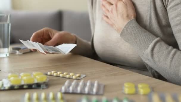 Alte Frau wird nach Lektüre der Pillen-Anleitung schlecht, gefährliche Nebenwirkungen — Stockvideo