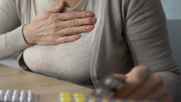 Ziek van vrouwelijke gevoel van pijn op de borst en het nemen van pillen, ouderdom problemen, hart-en vaatziekten — Stockvideo