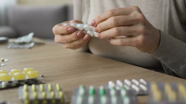 Gepensioneerde vrouw met pillen met water, onderzoek focusgroep lid, bijwerkingen — Stockvideo