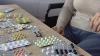 Birçok hap hastane hasta kadın, diyet ek kendi kendine tedavi