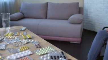 Evde bakım hemşire yaşlı kadın tekerlekli sandalyede yardım almak tıp zaman, hastalık