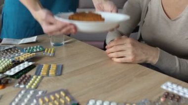 Kaprisli yaşlı kadın reddederek yemek hastane pasta, sindirim sorunları, Huzurevi