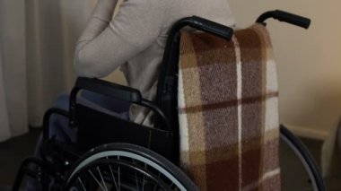 Penceresine, bakarak tekerlekli sandalyede depresif yaşlı kadın bakım evinde yalnız hissediyor