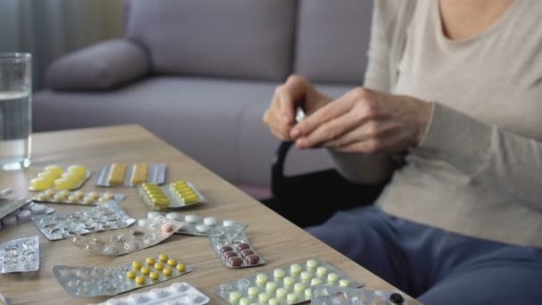 Kranke Frau nimmt Schmerztabletten zu Hause, übermäßiger Medikamentenkonsum, Krebsbehandlung — Stockvideo