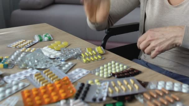 Одинокая больная женщина выбрасывает лекарства, чувствуя отчаяние от неизлечимой болезни — стоковое видео