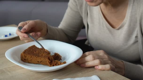 Vieja tratando de comer el almuerzo del hospital con la mano temblorosa, trastorno de coordinación — Vídeos de Stock