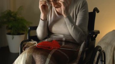 Zavallı görme, rahatsız ve yaşlılıkta çaresiz örme çalışıyor ile Engelli kadın