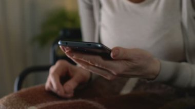 Yaşlı kadın kararsızca smartphone, teknoloji yaşta resimleri kaydırma