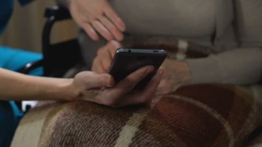 Yaşlı kadın kullanım cep telefonu, üst düzey insanlar, teknoloji için kolay app yardımcı hemşire