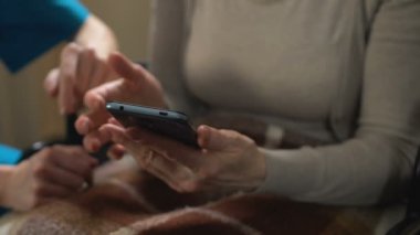 Mobil app kullanarak hemşire yaşlı kadın Engelli online, alışveriş için yardım