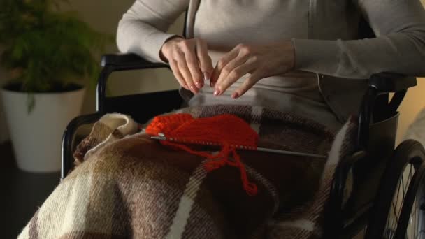 Kobieta drżenie rąk, próbując wziąć druty do robótek ręcznych, Parkinsona choroby — Wideo stockowe