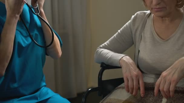 Doktor na volání provádí týdenní lékařské vyšetření pacienta s postižením — Stock video