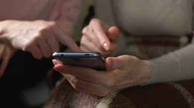 Nasıl sipariş gıda teslim evde anne kızı gösterilen smartphone kullanarak