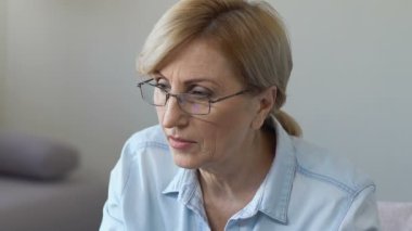 Notları dikkatle online sınıflar, işitme Not Defteri'nde yapma kadın kendini geliştirme