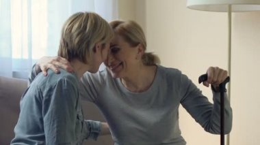 Hemşirelik ev, destek ve bakım, ilişkiler, aile ziyaret yaşlı kadın