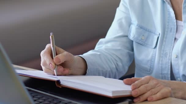 Femme d'affaires écrit vers le bas au plan de carnet pour un avenir proche, faire le calendrier — Video