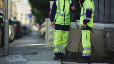 Öğle arasında iletişim Belediye şehir Servisi iki erkek çalışanları iş