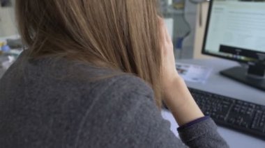 Kredi geri ödeme süresi hakkında onlara hatırlatmak için banka çalışan arayan istemciler