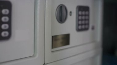 Değerli şeylerle doldurmak için VIP Bayan Banka Kiralık kasa açma