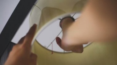 Adam ampul lamba evde, elektrik tüketimi, değişen enerji tasarrufu