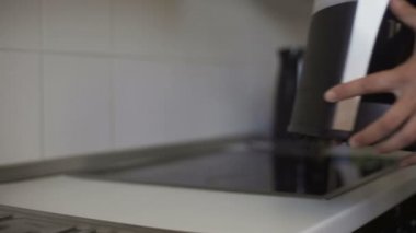 Koca evi ve eşi memnun etmek için ayarlama için yeni kahve makinesi satın alır.