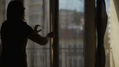 Otel odasında misafir, ucuz konaklama için bekleyen sipariş koyarak kadın hizmetçi