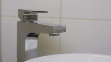 Yeni ekipman banyoda yükledikten sonra musluk suyu çalışmalarını kontrol tesisatçı