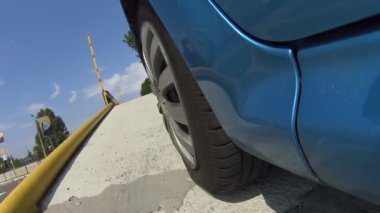 Eğitim alanında, araba test sürüşü manevra, yeni lastikler koşma mavi otomatik