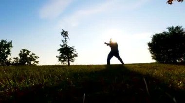 Güneş doğarken dışında eğitim, hit, meditasyon ve Rekreasyon pratik boksör