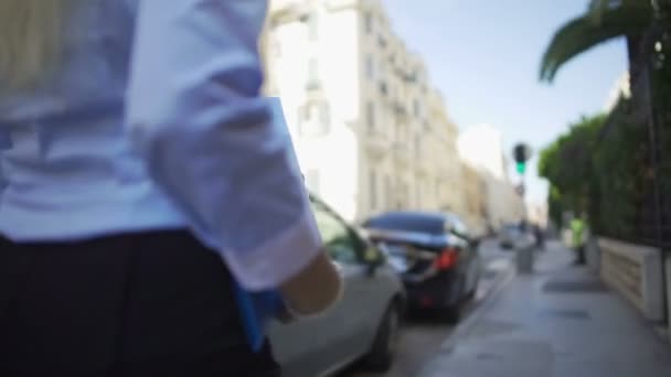 Krásná štíhlá blondýnka s jistotou chůzi po silnici, při pohledu na její auto — Stock video
