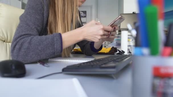 Mujer joven desplazándose en el teléfono inteligente, perdiendo el tiempo en la oficina, negligencia en el trabajo — Vídeos de Stock