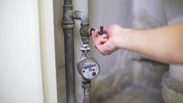 Builder opening water tap to see work of new pipes and correct work of meter — Stock Video