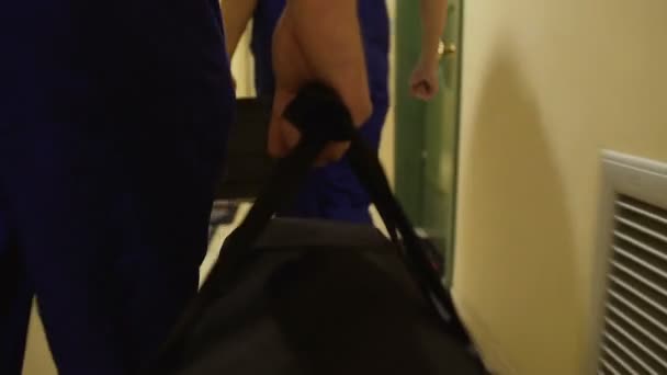 Apartman, konut ve hizmet programı koridorda yürürken erkekler onarmak — Stok video