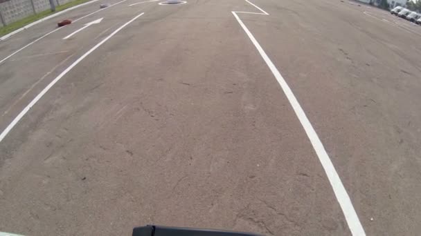 Nováček řidič dál asfaltová plocha, řidičský průkaz zkouška, pravidla silničního provozu — Stock video