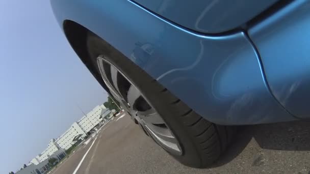 Voiture bleue se déplaçant sur l'autodrome d'asphalte, leçons pratiques en école de conduite, test — Video