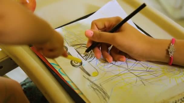 Niño pequeño dibujo con lápices, rechazar la ayuda de las madres, hobby creativo — Vídeo de stock