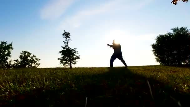 拳击手在日出外训练, 练习命中, 冥想和娱乐 — 图库视频影像