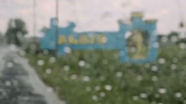 Lviv yol işaret içinde yağmur şehir kapısından penceresine, hasreti, Nostalji damla