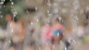 Çeşme yakınındaki şehir üzerinde dolaşan yaz gün, etkin hafta sonu turist