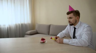Üzgün yalnız adam yalnız doğum günü kutlama parti şapkası, depresyon, kriz