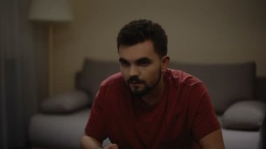 İskambil video oyunu evde, hafta sonu eğlence, gadget bağımlılığı adam tek, sakin ol