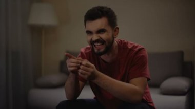 Adam evde ilginç komedi filmi izliyor ve gülüyor, eğlence, hobi