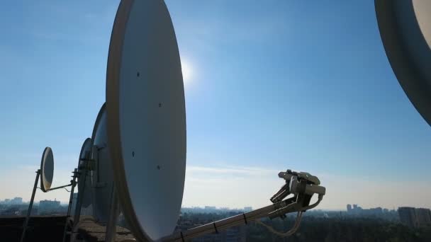 Μεγάλα δορυφορικά πιάτα σε στέγη σπιτιού αλίευση ραδιοκύματα, βιομηχανία τεχνολογίας — Αρχείο Βίντεο