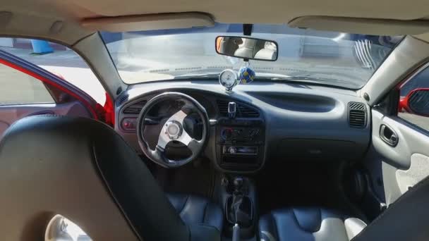 Vista desde el interior del costoso coche deportivo con interior de cuero y turbo fuerza — Vídeos de Stock