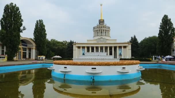 Sovětské Vdnh architektury v Kyjevě čtvercové odráží ve vodě fontány, cestování — Stock video