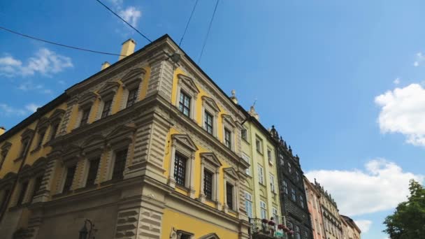 LVIV, UCRÂNIA - CIRCA JULHO 2017: Passeios turísticos na cidade. Museu histórico fachada edifício no verão Lviv, as pessoas que vêem arquitetura — Vídeo de Stock